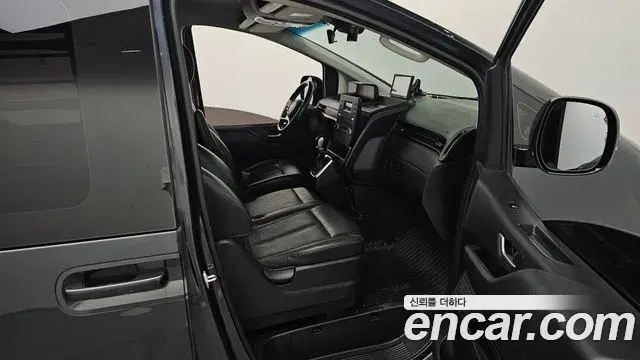 Hyundai Staria 2022 — ფოტო 16/33