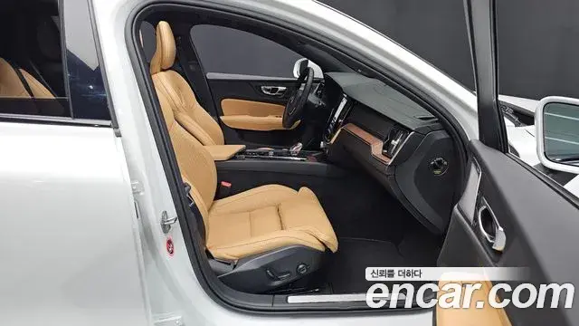 Volvo V60 Cross Country 2025 — Photo 35/36