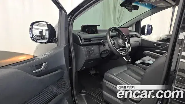 Hyundai Staria 2025 — Photo 1/30