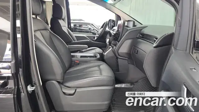 Hyundai Staria 2025 — Photo 9/30