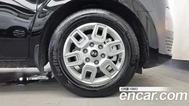 Hyundai Staria 2025 — Photo 7/30