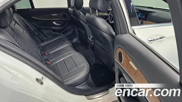 Mercedes-Benz E-Class 2021 — Фото 12/20