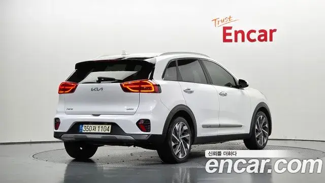 Kia Niro 2021 — ფოტო 18/32