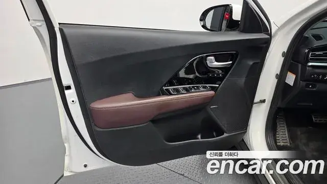 Kia Niro 2021 — ფოტო 12/32