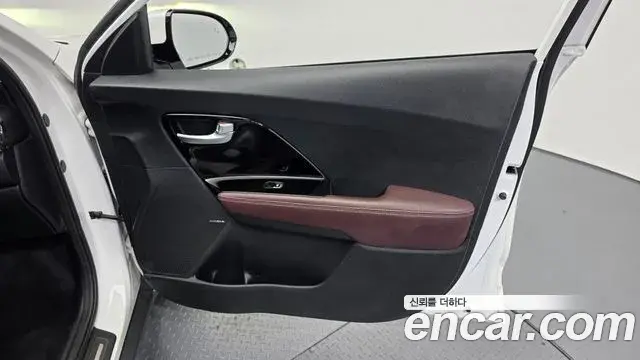 Kia Niro 2021 — ფოტო 24/32