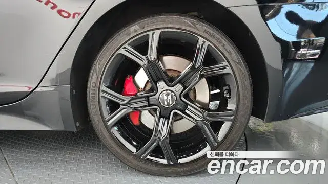 Kia Stinger 2018 — Şəkil 24/30