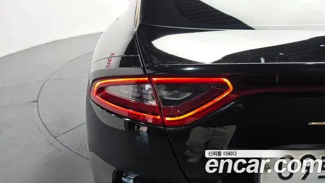 Kia Stinger 2018 — Şəkil 21/30