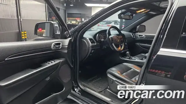 Jeep Grand Cherokee 2021 — Фото 10/20