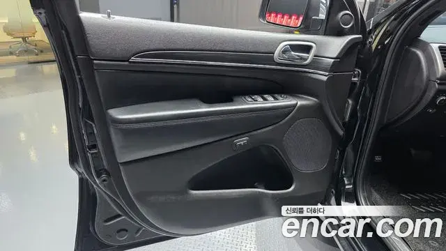 Jeep Grand Cherokee 2021 — ფოტო 7/34
