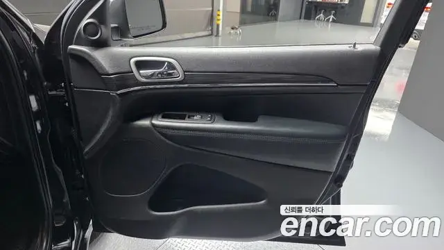 Jeep Grand Cherokee 2021 — ფოტო 22/34
