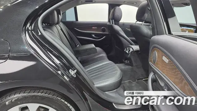 Mercedes-Benz E-Class 2019 — Фото 11/20