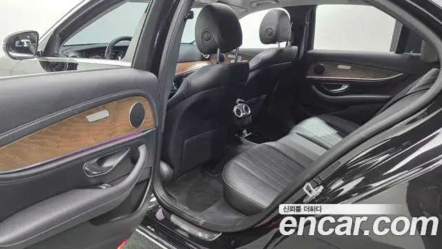Mercedes-Benz E-Class 2019 — Фото 12/20