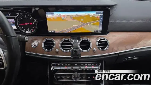 Mercedes-Benz E-Class 2019 — Фото 13/20