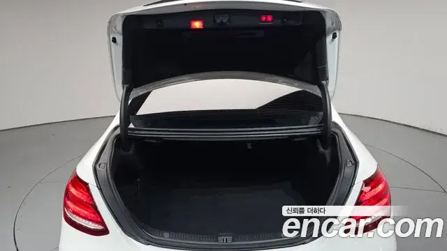 Mercedes-Benz E-Class 2018 — Фото 20/20