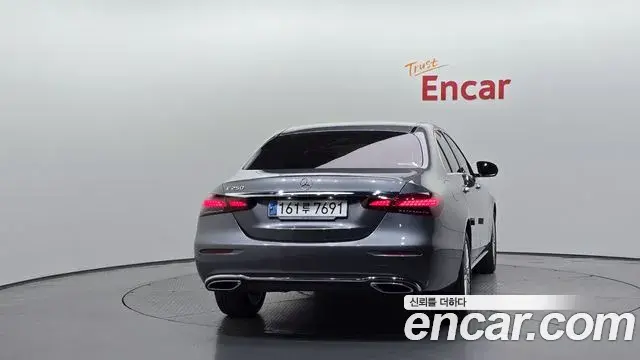 Mercedes-Benz E-Class 2023 — Фото 4/20