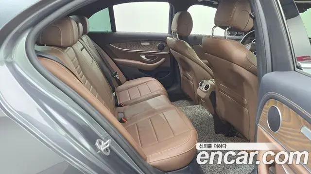 Mercedes-Benz E-Class 2023 — Фото 11/20