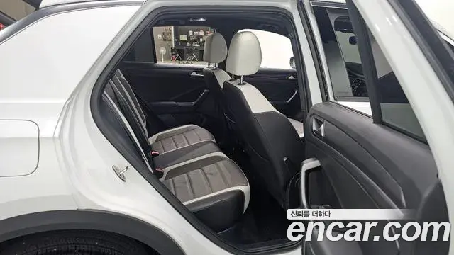 Volkswagen T-Roc 2021 — Şəkil 25/30