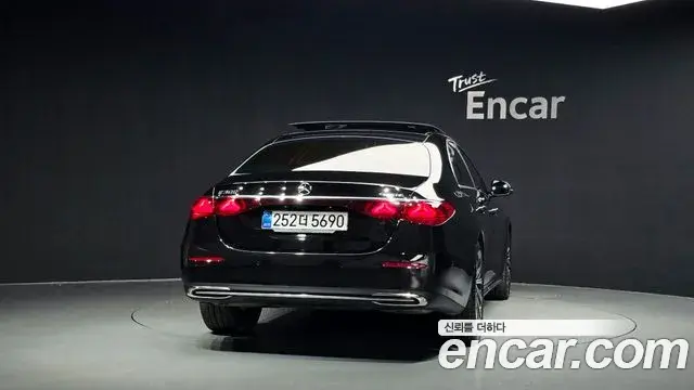 Mercedes-Benz E-Class 2024 — Фото 4/20
