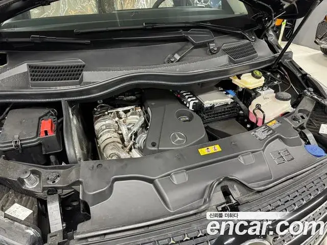 Mercedes-Benz V-Class 2025 — ფოტო 8/18