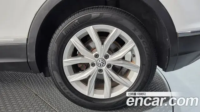 Volkswagen Tiguan 2018 — ფოტო 36/36