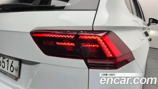 Volkswagen Tiguan 2018 — ფოტო 7/36