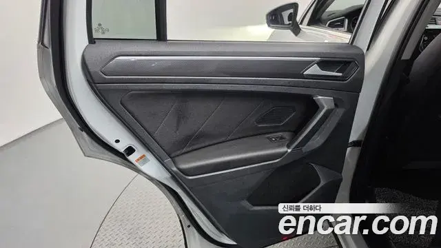 Volkswagen Tiguan 2018 — ფოტო 17/36
