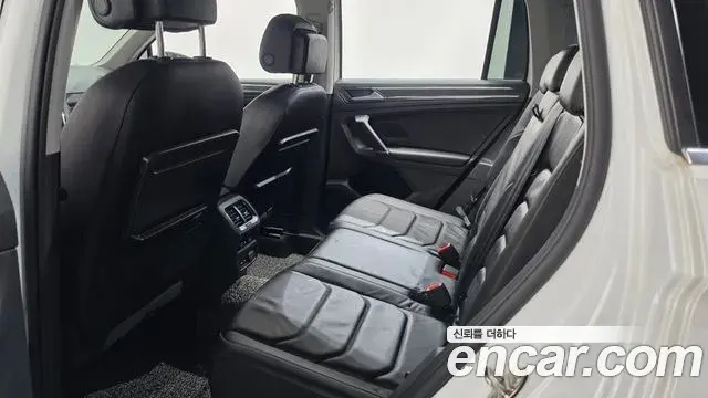 Volkswagen Tiguan 2018 — ფოტო 21/36