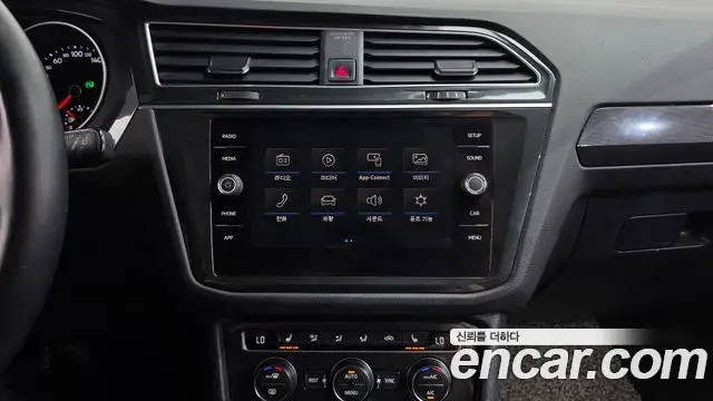 Volkswagen Tiguan 2018 — ფოტო 19/36