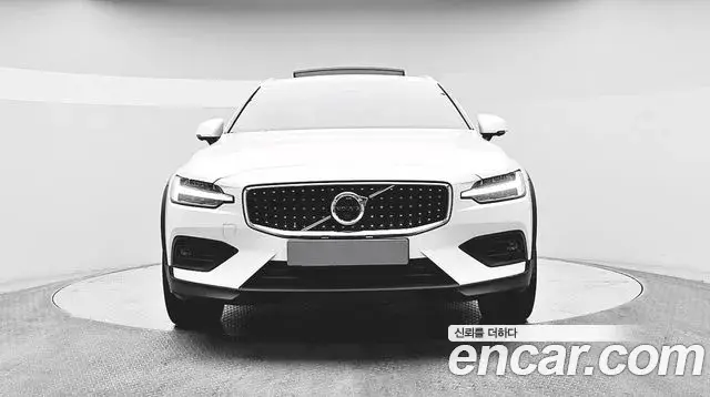 Volvo V60 Cross Country 2022 — Фото 1/20