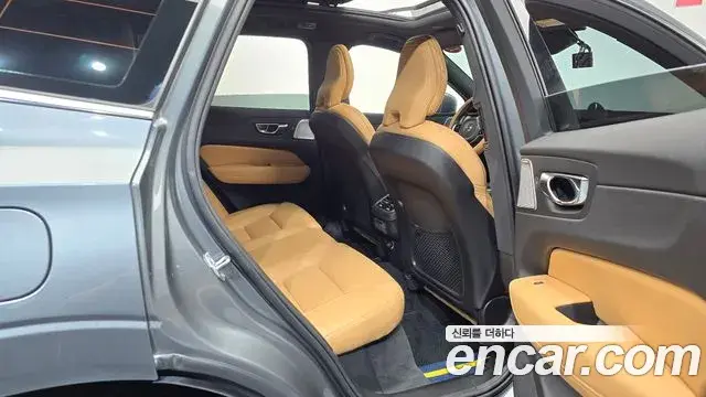 Volvo XC60 2020 — Фото 10/20