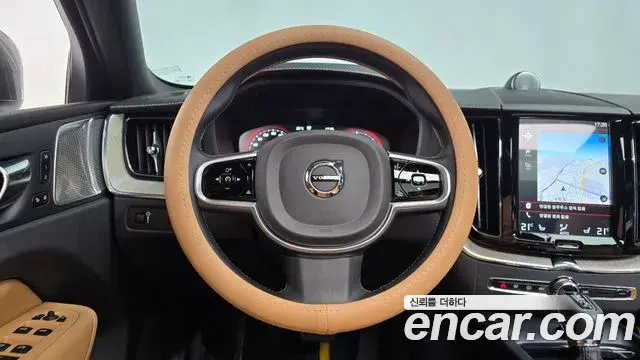 Volvo XC60 2020 — Фото 14/20