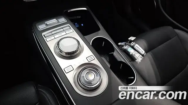 Genesis GV70 2022 — Photo 28/32