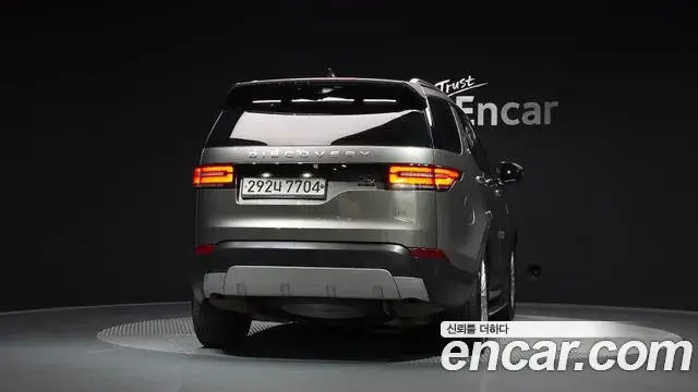 Land Rover Discovery 5 2018 — ფოტო 32/36