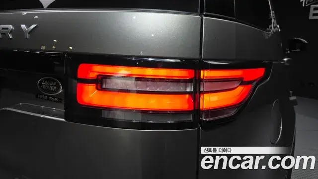 Land Rover Discovery 5 2018 — ფოტო 35/36