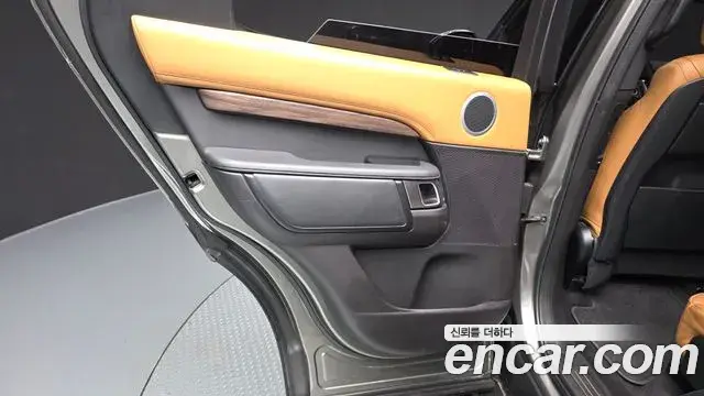 Land Rover Discovery 5 2018 — ფოტო 13/36