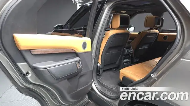 Land Rover Discovery 5 2018 — ფოტო 14/36