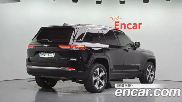 Jeep Grand Cherokee 2023 — Фото 2/20