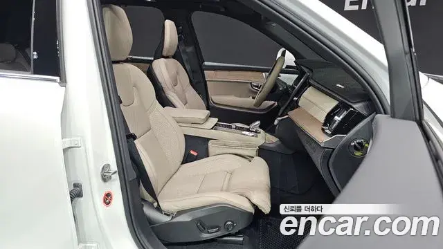 Volvo XC90 2026 — ფოტო 8/31
