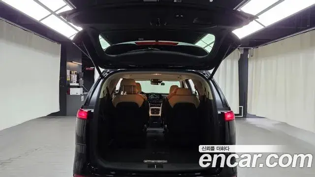 Kia Carnival 2023 — Фото 17/20