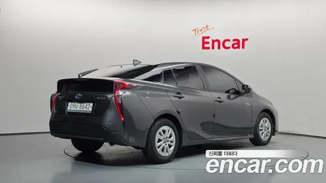 Toyota Prius 2018 — Şəkil 17/20