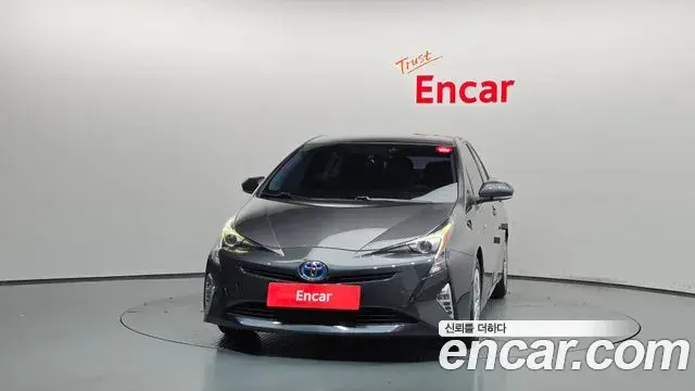 Toyota Prius 2018 — Şəkil 8/20