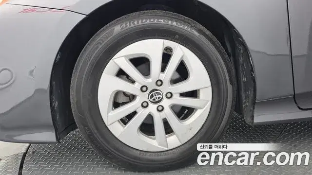 Toyota Prius 2018 — Şəkil 12/20