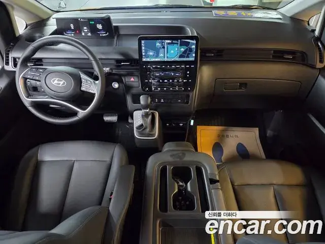 Hyundai Staria 2025 — Photo 9/20