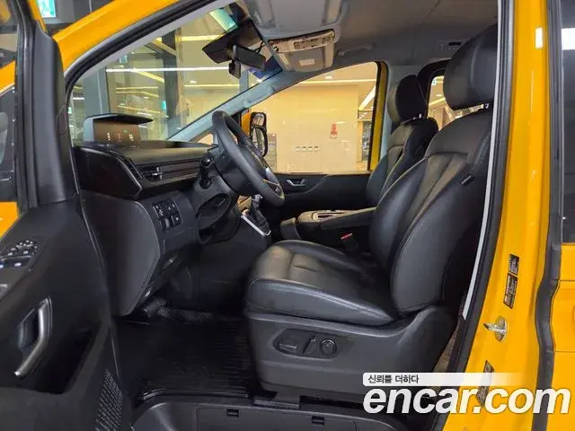 Hyundai Staria 2025 — Photo 6/20