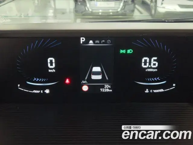 Hyundai Staria 2025 — Photo 12/20