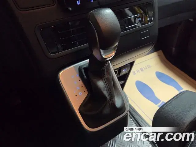 Hyundai Staria 2025 — Photo 16/20
