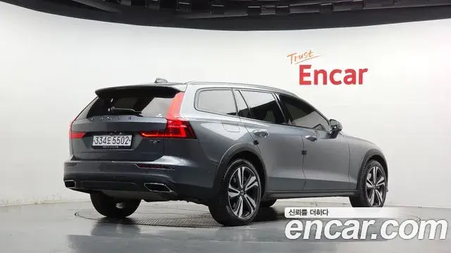 Volvo V60 Cross Country 2019 — Şəkil 1/35