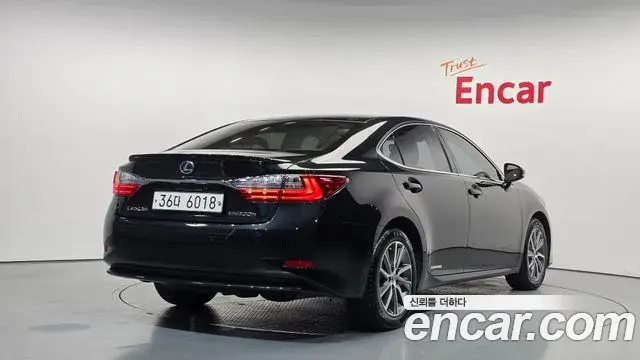 Lexus ES300h 2018 — Şəkil 17/32