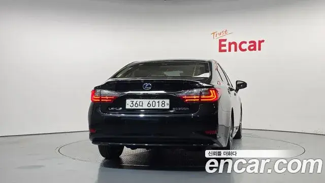 Lexus ES300h 2018 — Şəkil 13/32
