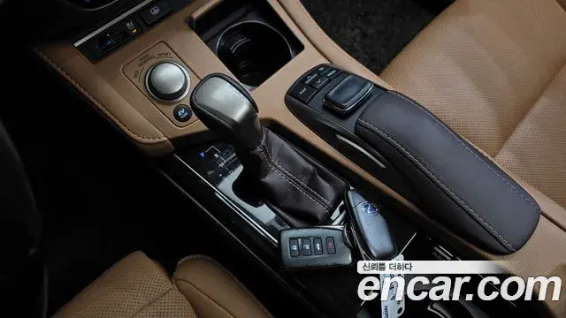 Lexus ES300h 2018 — Şəkil 28/32